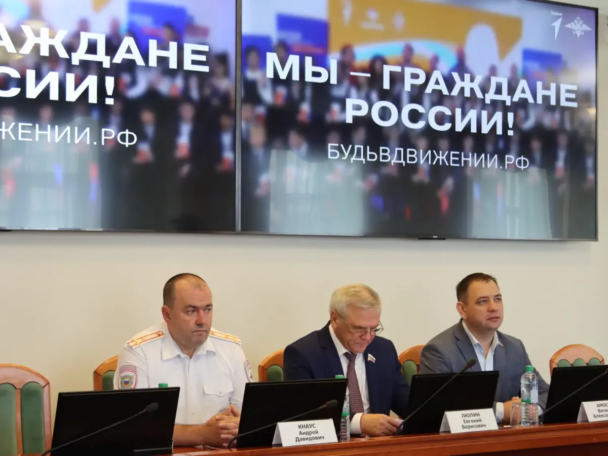 В Нижнем Новгороде школьникам вручили первые паспорта в преддверии Дня государственного флага
