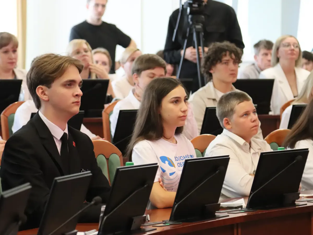 В Нижнем Новгороде школьникам вручили первые паспорта в преддверии Дня государственного флага