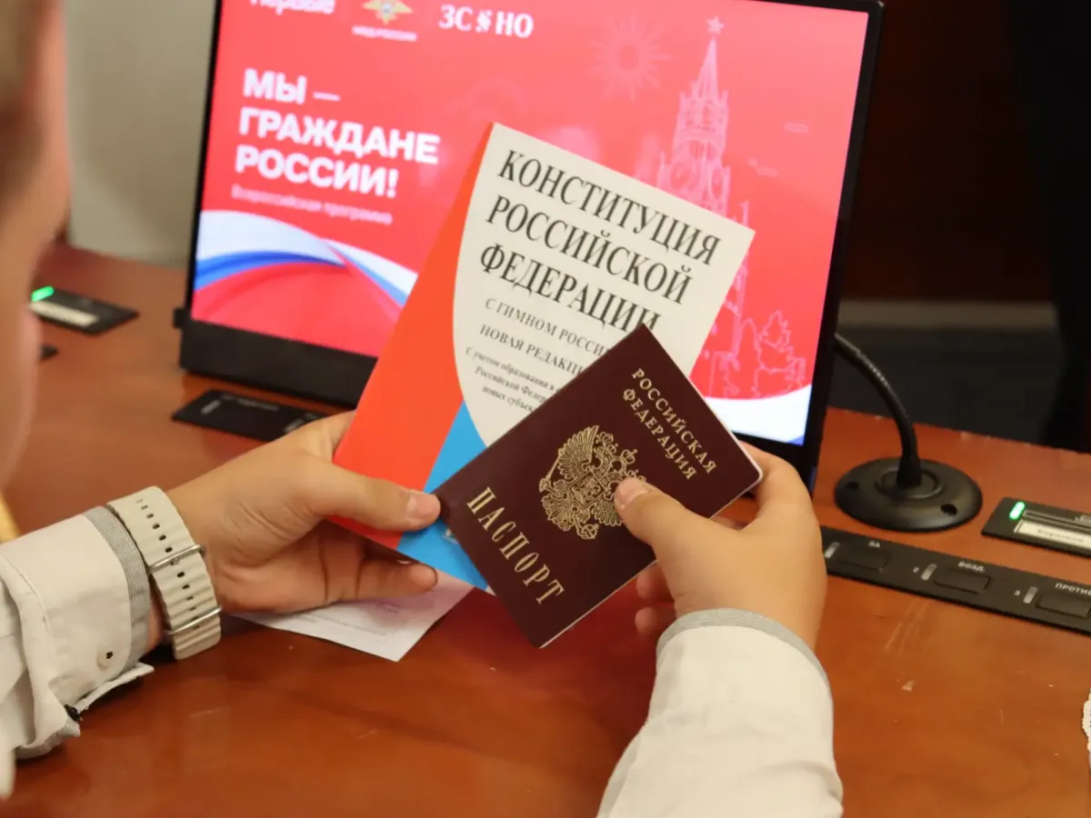 В Нижнем Новгороде школьникам вручили первые паспорта в преддверии Дня государственного флага